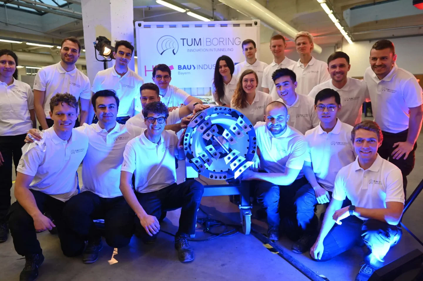 2025 年 TUM Boring 展示活動現場，團隊在 Not-a-Boring 比賽前展示了他們的隧道掘進機